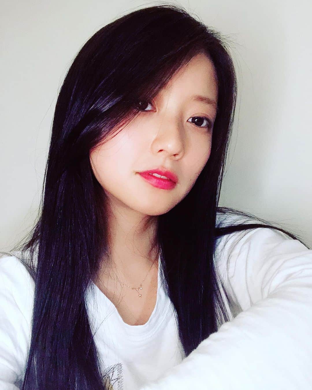 段文凝のインスタグラム：「✨珍しく黒系にしてみたよ〜！雰囲気変えって私っぽくないでしょうか？🤔w #女子力あげたい  #髪色  #アッシュ」