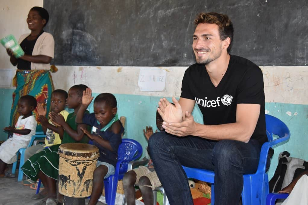 マッツ・フメルスさんのインスタグラム写真 - (マッツ・フメルスInstagram)「Ich habe euch schon mal von der Nankhali-Schule in Malawi erzählt, die ich vor einiger Zeit mit @unicef_deutschland besucht habe. Dank eines neuen Klimaschutzprojekts macht die Schule gerade riesige Fortschritte, was mich total freut! Die Kinder bauen im Schulgarten eigenes Gemüse an, lernen viel über Umweltschutz und die Wasserversorgung läuft bald mit Solarenergie. Ihr könnt live mitverfolgen, wie der Alltag in dieser „Living School“ abläuft. UNICEF-Helfer, Lehrer und Schüler berichten per Smartphone direkt von vor Ort. Link zur Website in meiner Bio.  #livingschools」5月29日 23時02分 - aussenrist15