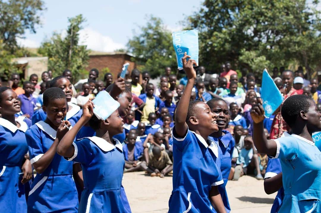 マッツ・フメルスさんのインスタグラム写真 - (マッツ・フメルスInstagram)「Ich habe euch schon mal von der Nankhali-Schule in Malawi erzählt, die ich vor einiger Zeit mit @unicef_deutschland besucht habe. Dank eines neuen Klimaschutzprojekts macht die Schule gerade riesige Fortschritte, was mich total freut! Die Kinder bauen im Schulgarten eigenes Gemüse an, lernen viel über Umweltschutz und die Wasserversorgung läuft bald mit Solarenergie. Ihr könnt live mitverfolgen, wie der Alltag in dieser „Living School“ abläuft. UNICEF-Helfer, Lehrer und Schüler berichten per Smartphone direkt von vor Ort. Link zur Website in meiner Bio.  #livingschools」5月29日 23時02分 - aussenrist15