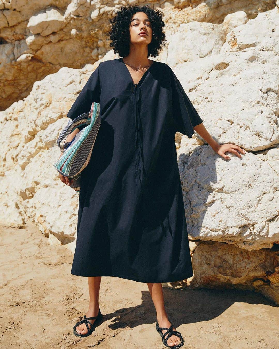 ARKETさんのインスタグラム写真 - (ARKETInstagram)「Just arrived – Cut from a lightweight cotton weave with a soft washed finish, this loose kaftan is styled with a relaxed, straight silhouette. Discover more new arrivals from our Instagram Stories or from the link in bio. - #ARKET」5月29日 23時03分 - arketofficial
