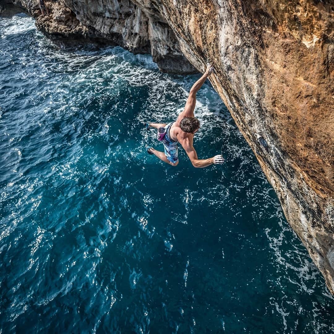 ビブラムさんのインスタグラム写真 - (ビブラムInstagram)「Here is @kruderjernej from Slovenia 🇸🇮 : best known for being one of the world‘s very best bouldering competitors, he is a great rock climber too. Jernej also developed a special passion for Deep Water Soloing: climbing 30 meter cliffs above the ocean... Discover more on our link in bio! #ClimbingTeamVibram」5月29日 23時06分 - vibram
