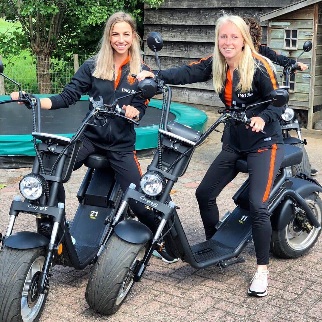 ジャッキー・グローネンのインスタグラム：「Omdat fietsen al zo goed ging 🙋‍♀️😂 #solexmaatje」