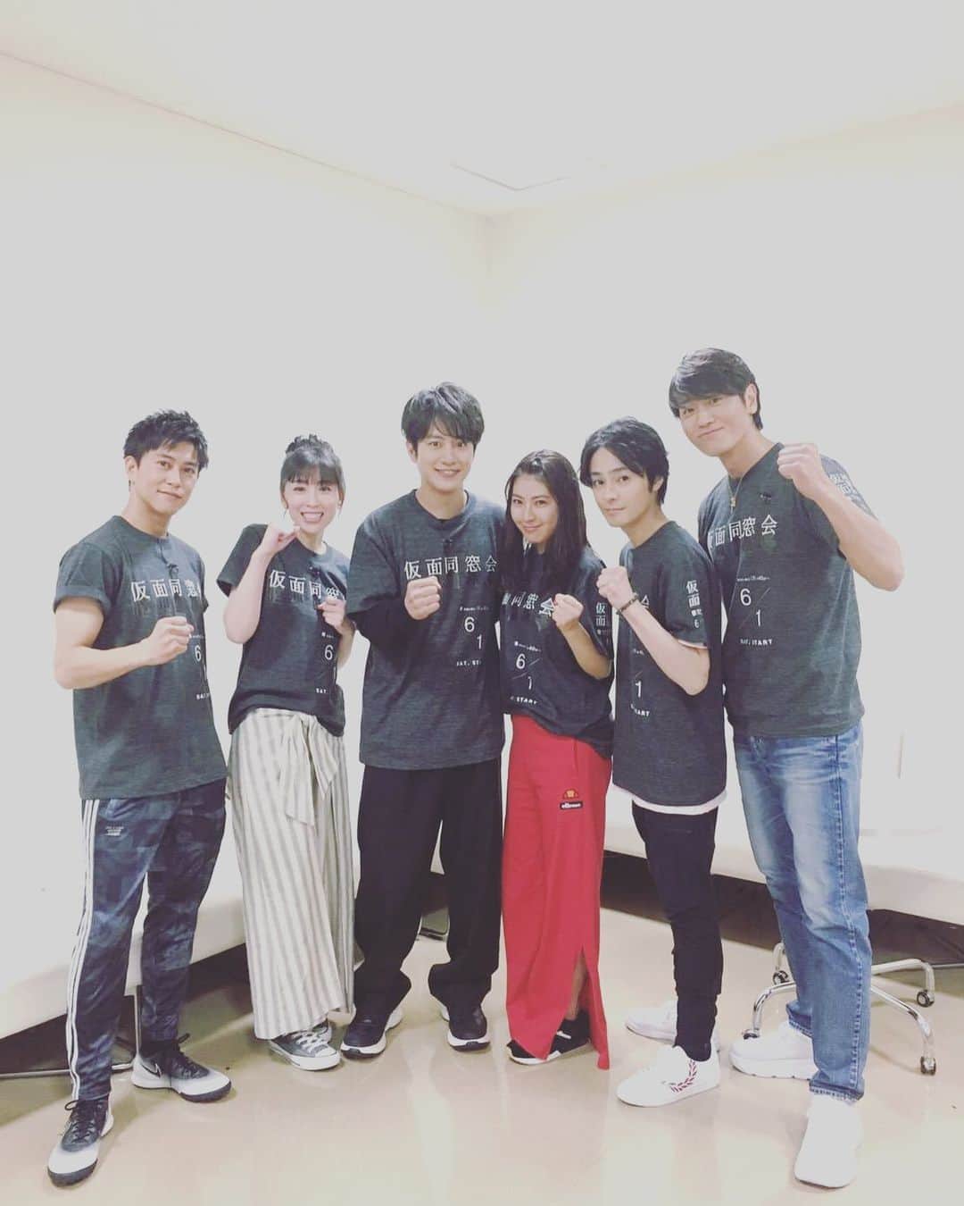 瀧本美織のインスタグラム：「#vs嵐 明日よる7時からです、ぜひ🏹 赤いジャージが目印です😚  #仮面同窓会チーム」