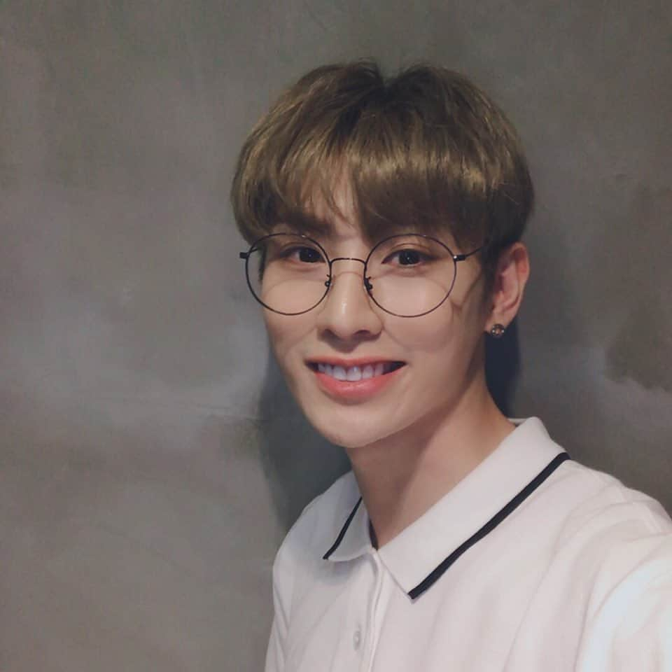 IN2ITさんのインスタグラム写真 - (IN2ITInstagram)「오늘은 스쿨룩~~~👓👕👖👟 ㅤㅤ Today’s school look~~👑👑👑👑 ㅤㅤ 今天是學生裝～～🧦🧦 ㅤㅤ #인투잇 #인투유 #아이젝 #IN2IT #IN2U #Isaac #젝그 #오늘의저는학생이에요 #반장젝젝 #잘부탁해요 #문제가있으면젝젝이한테말해요 #내친구돼줄래요 #IAmTheClassMonitor #SoTellMeIfYouHaveAnyProblem #ImWillingToHelpYou #WhoIsMyClassmate #MestilahDengarApaCikguCakapMasaKelas #SayaIalahPelajarYangBaik #KenapaTidakSiapKerjaLagi #BesokAkanBuatSejarahBab3 #ITauSejarahSusahTapiBuatDenganILain #我是你們班的新班長 #我會幫助你們的 #你跟我同班嗎 #猴子跟你的分別呢就是 #猴子住在山洞裡你住在我心裡 #甜有100種方式 #吃糖 #蛋糕 #還有每天98次的想你」5月29日 23時16分 - official_in2it