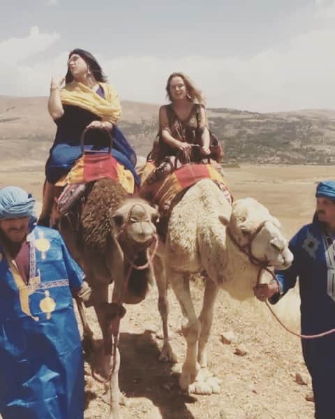 Eliana Michaelichin Bezerraのインスタグラム：「Narcisa (@tiagobarnabe) e eu, juntos em Marrocos. #juntoseshallownow #marrocos #programaeliana @moroccoimperial」