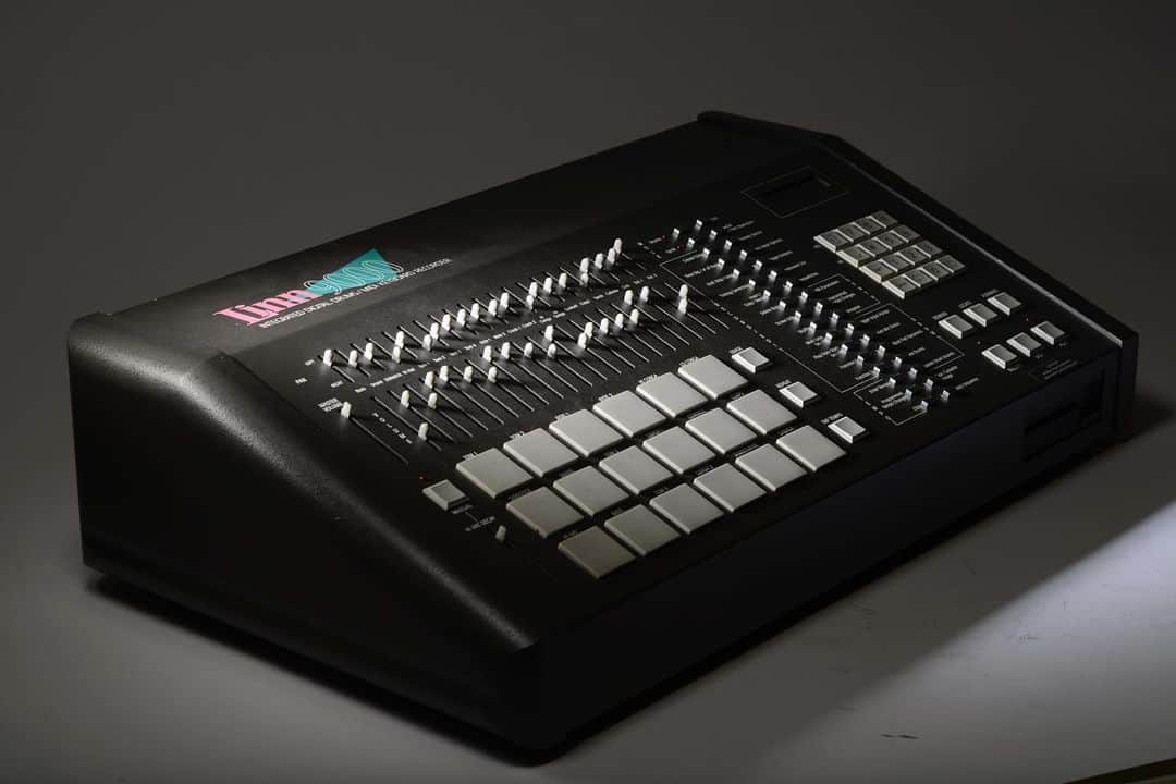 Red Bull Music Academyのインスタグラム：「The velocity- and pressure-sensitive rubber pads of the Linn 9000 laid the foundation for Roger Linn’s development of the Akai MPC60. — 📷 @drewgurian #linn9000 #mpc #drummachine」
