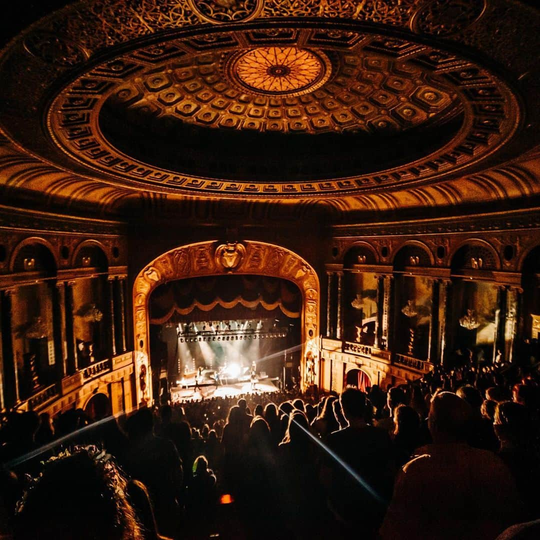 ホージアさんのインスタグラム写真 - (ホージアInstagram)「Detroit! Thrilled to be in your incredible city and soak up its history. Thanks for being such an amazing crowd 🖤🖤 📸 @AustinRoa」5月29日 23時27分 - hozier