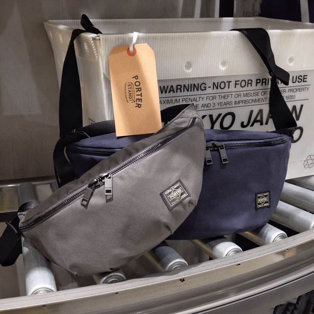 のインスタグラム：「『PORTER STAND TOKYO STATION』﻿ ﻿ こんばんは。﻿ ﻿本日は、先日入荷した2019SSの新作「ポーター グレージュ」シリーズよりウエストバッグをご紹介いたします。﻿高密度に織り上げたオリジナルのナイロンコットンオックス生地を使用。ハリがありながらもしなやかな生地感が特徴です。﻿また、ファスナーは軽量な樹脂素材でありながら金属のように見えるメタルックス®ビスロンファスナーを採用しています。﻿身体にフィットするウエストバッグは、荷物の出し入れがしやすいようにファスナーの位置やポケットの仕様にもこだわりました。 是非店頭でお手にとってご覧ください。﻿ ﻿ ポーター グレージュ﻿ ウエストバッグ（L） ￥17,000（税別）﻿ ウエストバッグ（S） ￥15,000（税別）﻿ ﻿ #yoshidakaban #porter #吉田カバン #ポーター#luggagelabel #porteryoshida #porterflagshipstore #porterstand #madeinjapan #japan #shinagawa #tokyo #staion #greige #19ss #new #waistbag #gray #navy #nylon」