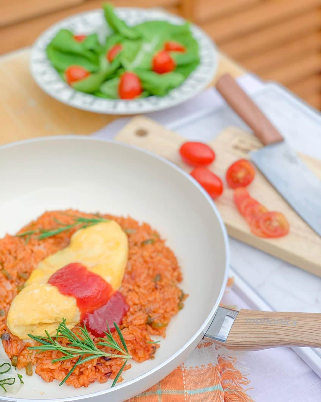 和希詩織さんのインスタグラム写真 - (和希詩織Instagram)「🐧🍳🔪🍅💕#lunch #cooking . . . . #ベランダごはん 🍽 トマトのスライスも🍅 包丁でできる動画みてね👉🎥 動画の緊張感はありつつ薄切りは私でも可能🙆‍♀️ . . ドンキーホーテさんとコラボさせて頂いた キッチン雑貨 フライパンと包丁でオムライスランチ🍳 . . ドンキーホーテのブランド #モノニクス のフレンチで可愛い真っ白いセラミックフライパン❤️ . . #グリーンパン と同じ素材でグリーンパンのマークもきちんとついているのに可愛くてコスパが実現しました🙆‍♀️❤️ . . 持ち手を木目調にこだわり会議に会議し、 統一感を意識して形になりスゴイ感動🙆‍♀️❤️ 普通の包丁の3倍切れ味がつづく 切れ味が長続きするキッチンナイフも木目調🔪💕 . . 可愛いだけじゃなくて機能もステキなのでぜひドン・キーホーテの店頭でチェックしてね🙆‍♀️ . . . . . #オムライス#オムレツ#自炊女子 #クッキングラム #デリスタグラマー #包丁#木目調#キッチン雑貨  #ドンキホーテキッチングッズ#ドンキホーテアンバサダー#FiNCアンバサダー#モノニクス#バルコニー#植物のある暮らし#ベランダ #バルコニー#飯テロ#バルコニーガーデン #自炊記録」5月29日 23時25分 - kazukishiori