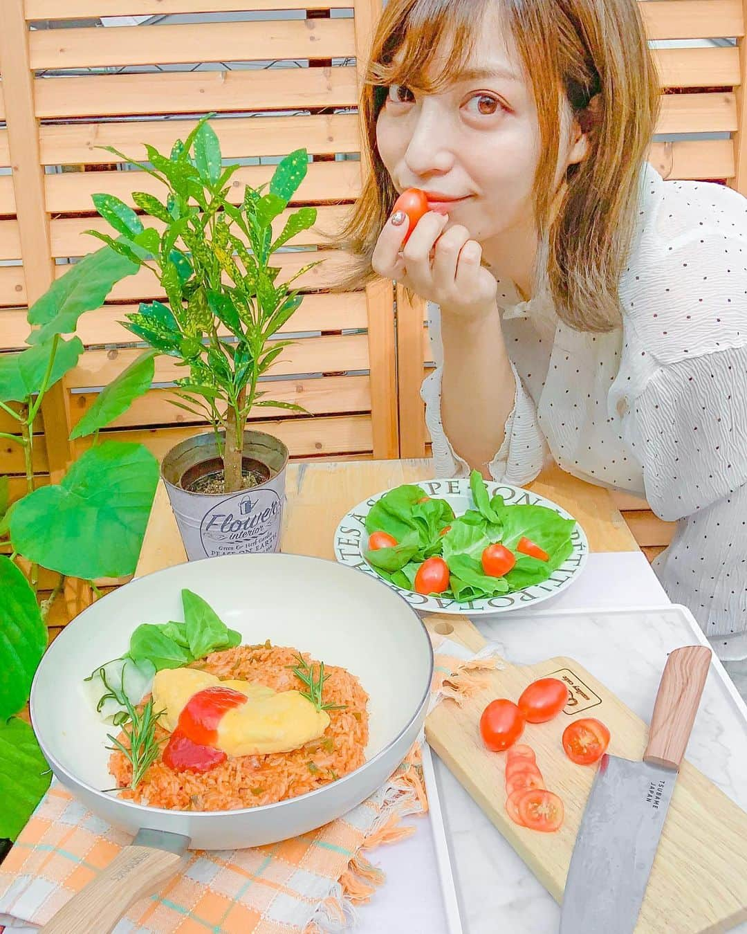 和希詩織さんのインスタグラム写真 - (和希詩織Instagram)「🐧🍳🔪🍅💕#lunch #cooking . . . . #ベランダごはん 🍽 トマトのスライスも🍅 包丁でできる動画みてね👉🎥 動画の緊張感はありつつ薄切りは私でも可能🙆‍♀️ . . ドンキーホーテさんとコラボさせて頂いた キッチン雑貨 フライパンと包丁でオムライスランチ🍳 . . ドンキーホーテのブランド #モノニクス のフレンチで可愛い真っ白いセラミックフライパン❤️ . . #グリーンパン と同じ素材でグリーンパンのマークもきちんとついているのに可愛くてコスパが実現しました🙆‍♀️❤️ . . 持ち手を木目調にこだわり会議に会議し、 統一感を意識して形になりスゴイ感動🙆‍♀️❤️ 普通の包丁の3倍切れ味がつづく 切れ味が長続きするキッチンナイフも木目調🔪💕 . . 可愛いだけじゃなくて機能もステキなのでぜひドン・キーホーテの店頭でチェックしてね🙆‍♀️ . . . . . #オムライス#オムレツ#自炊女子 #クッキングラム #デリスタグラマー #包丁#木目調#キッチン雑貨  #ドンキホーテキッチングッズ#ドンキホーテアンバサダー#FiNCアンバサダー#モノニクス#バルコニー#植物のある暮らし#ベランダ #バルコニー#飯テロ#バルコニーガーデン #自炊記録」5月29日 23時25分 - kazukishiori