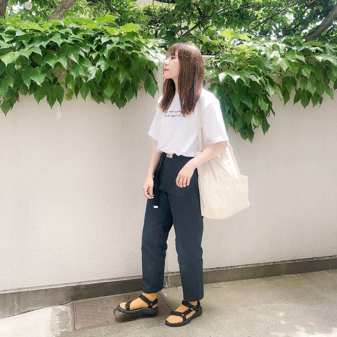 かほこ。さんのインスタグラム写真 - (かほこ。Instagram)「ㅤㅤㅤㅤㅤㅤㅤㅤㅤㅤㅤㅤㅤ ㅤㅤㅤㅤㅤㅤㅤㅤㅤㅤㅤㅤㅤ T-shirt : #clane pants : #uniqlo #uniqlou belt : #beamsboy bag : #dholic shoes : #teva ㅤㅤㅤㅤㅤㅤㅤㅤㅤㅤㅤㅤㅤ CLANEのこのTシャツが可愛んだ〜首の詰まり、袖の長さ、絶妙なサイズ感、ロゴの感じ、最高。 ㅤㅤㅤㅤㅤㅤㅤㅤㅤㅤㅤㅤㅤ パンツは実はブルー。マスタードのソックスで色×色だよ。旅行だったので荷物多めです。 ㅤㅤㅤㅤㅤㅤㅤㅤㅤㅤㅤㅤㅤ #kaho_fashion」5月29日 23時36分 - xxokohakxx