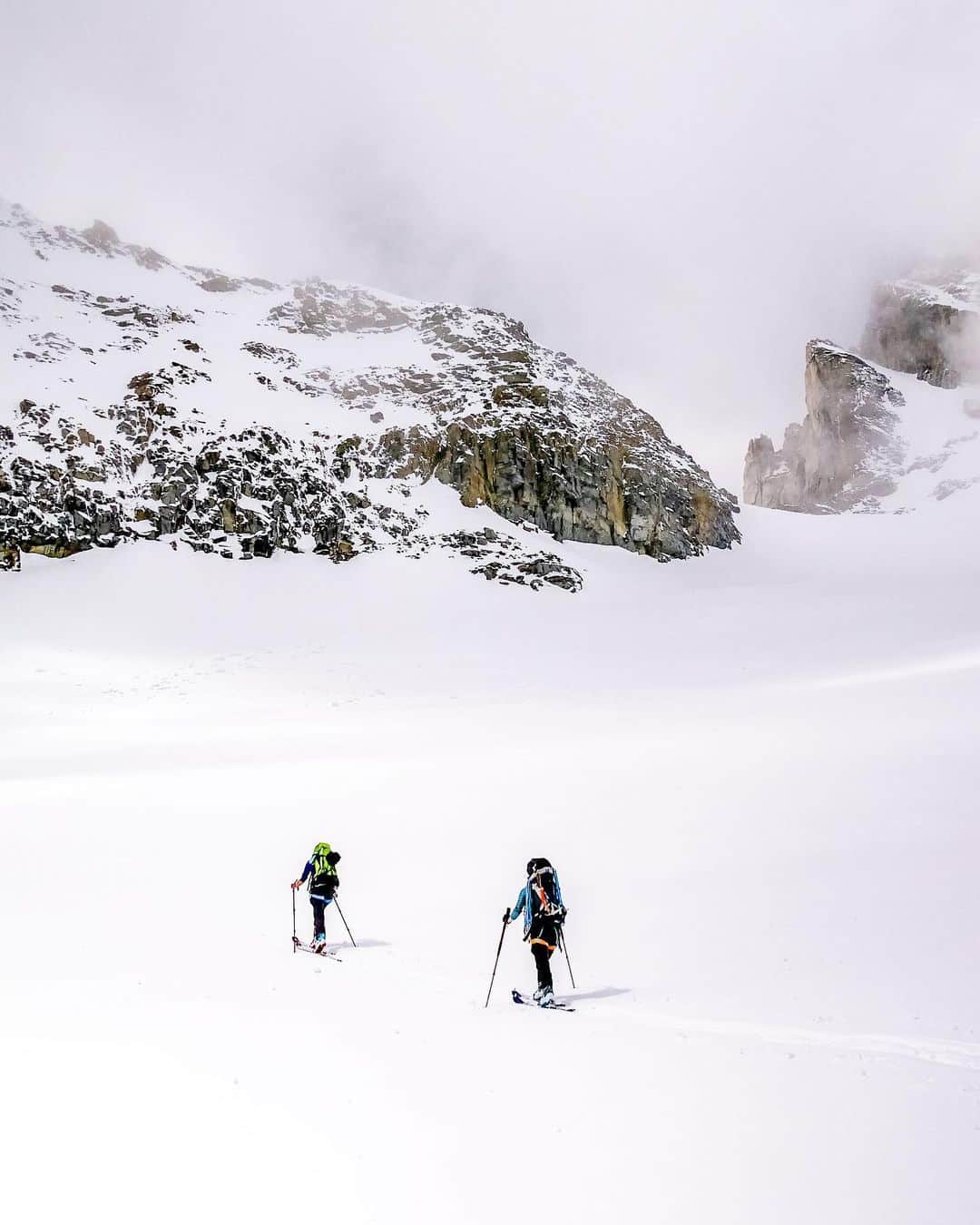 ミレーさんのインスタグラム写真 - (ミレーInstagram)「Into the white 📷 @gfhmteam / @tanyanaville  #MilletRiseUp #mountaineering #mountains #alpinismo #alpinism #alpinisme #skiderandonnée #skitouring #skimo #skimountaineering」5月29日 23時36分 - millet_mountain