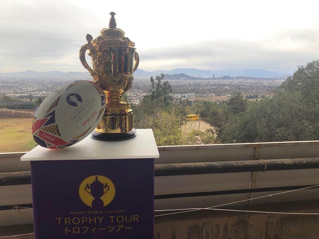 ラグビーリーグ・ワールドカップさんのインスタグラム写真 - (ラグビーリーグ・ワールドカップInstagram)「The #RWC2019 Trophy has arrived for its first ever trip to @chilerugbyoficial and what a view across Santiago! 😍🏆🇨🇱⛰」5月29日 23時29分 - rugbyworldcup