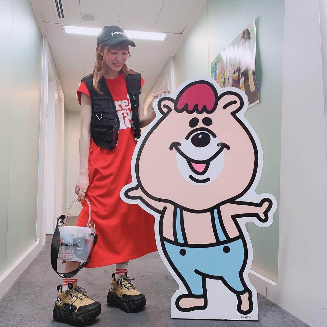 吉田菫さんのインスタグラム写真 - (吉田菫Instagram)「. クマタンと🐻♥️ . . SILENT SIRENがなぜ芸能事務所に所属しているのか◎ . 私はもともと今の事務所に所属していました。というのも特にやりたい事もないし、農業を学んでいたけど、実家が農家でもないからこの先どうしよう(当時高校生)と思った時、衝動的に上京転校しました。特に芸能活動がしたかったわけでもないけど今の事務所の方にスカウトしていただいて、芋っぽさ満点の私は怪しさ満点のスカウトにおどおどしてたんだけど誰が所属してますか？って聞いたら 「若槻千夏さんや、木下優樹菜さん」と言われ、当時私は2人とも大好きだったし麻婆豆腐は飲み物です。を舐め回すように見てたし、挨拶はちょりーすだったし、うおおおお！まじすか！入ります！てな感じで、所属しました。 実際にお会い出来たり、若槻千夏さんのブランドWCを着てライブもしたり(今でも買ってる)、木下優樹菜さんと同じ番組に出させて頂いたり(夢のようできょどりすぎた)ほんと凄いことです。 . 10年前、バンドを組むので事務所を辞めます！！とマネージャーに言いました。 憧れの先輩がいる事務所だったけど、バンドをやりたいから事務所を辞めるといったの。 そしたら、今社長で当時マネージャーだった方が、まだインディーズの私たちの練習に見に来てくれたり、練習後の恒例焼き鳥屋さんでのミーティングに参加して、サポートさせてくれないかと何回も話をしてくれました。 私たちのメンバーは、事務所に入るつもりもなかったけど、熱い気持ちに心打たれ所属しました。 . そしてドリーミュージックという私達の育ての親のようなレーベルでCDをリリースさせてもらい、 結成のきっかけにもなった10-FEET先輩と同じレーベル、EMI RECORDSに所属する事ができました。 . ほんとに色んな事がありましたが、全部が今に繋がって夢みたいな事が起こってる今に感謝です。 . 芸能事務所に所属しててロックレーベルで契約させてもらってる我々だからこそできる事があることを日々考えて、まずは6/9、6/10のライブを成し遂げようと思います！！！！ . #すぅ服 @silentsiren_official」5月29日 23時30分 - sumiredooon1228