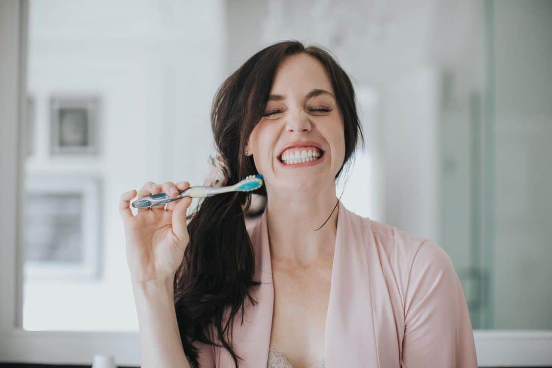 テッサ・ヴァーチュさんのインスタグラム写真 - (テッサ・ヴァーチュInstagram)「I'm starting to understand why I often have toothpaste on my cheeks and in my hair - apparently I'm an aggressive tooth brusher 😁😝 I've always been a @colgate girl, but the recently launched #NewColgateTotal formula has definitely become an integral part of my daily routine. There's just nothing better than a #ColgateSmile! #Colgate #Ad」5月29日 23時30分 - tessavirtue17