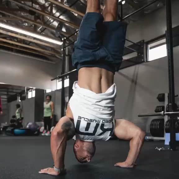 ジェイコブ・ダルトンのインスタグラム：「💥 Workout Wednesday! 💥  5 rounds -10 handstand push ups -10 toe to bar -15 cal row -10 box jumps -8 kb swings  Get it! 💯  #km #kagedmusclesupps 📸 @bigvicmedia」