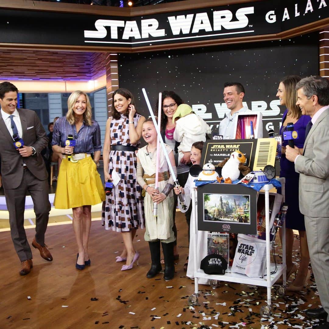 Good Morning Americaさんのインスタグラム写真 - (Good Morning AmericaInstagram)「To a galaxy far, far away, you will go! This @starwars-obsessed family just got an out-of-this-world surprise when they found out we’re sending them to #StarWarsGalaxysEdge in @disneyland! Congrats Marble family! SWIPE ➡️ to see their reaction!」5月29日 23時32分 - goodmorningamerica