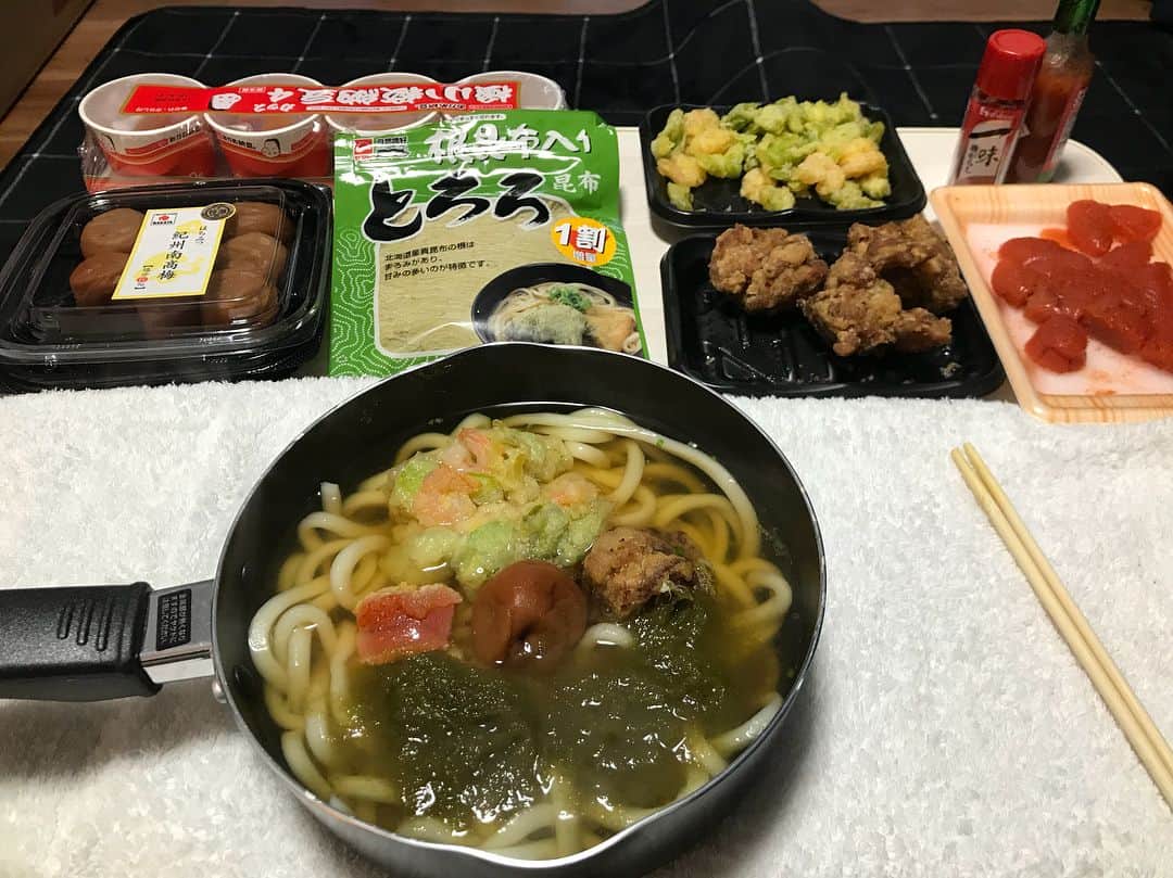 せいやさんのインスタグラム写真 - (せいやInstagram)「【人生はじめての自炊】 うどんパーティ いろんな具材もいれれるし梅干しと唐揚げの相性もいいです（＾ν＾） 食器はないのでタオルの上に鍋をそのままで食べました。」5月29日 23時48分 - seiya_shimofuri