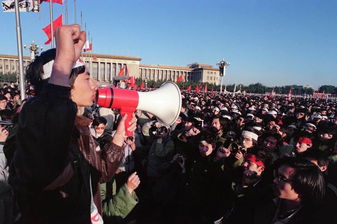 ルモンドさんのインスタグラム写真 - (ルモンドInstagram)「Liao Yiwu est un exilé chinois heureux. La liberté lui donne des ailes ; personne à Berlin, souligne-t-il, ne confisque ses notes ou ne l’arrête au milieu de la nuit. Il a quitté la Chine il y a huit ans et publié autant de livres. Le dernier tome d’une trilogie romanesque va bientôt paraître en Allemagne. En cette année du trentième anniversaire de Tiananmen, l’écrivain-poète évoque ce qu’est devenu son pays natal. Juste avant sa fuite, en 2011, par la province du Yunnan puis le Vietnam, Liao Yiwu conservait chez lui quatre téléphones portables. Un pour les gangsters qui l’aideraient à passer les frontières, un pour ses soutiens en Allemagne. Un pour la vie quotidienne, qu’il savait écouté par la police. Et un de secours. « Si j’étais en Chine aujourd’hui, je n’aurais pas pu m’en tirer à si bon compte, dit-il. Il y a des caméras partout, une surveillance électronique de tous les instants, la technologie au service de la dictature. C’est vraiment 1984 [d’Orwell, 1949]et Le Meilleur des mondes [d’Huxley, 1931] combinés. Ces écrivains étaient réellement visionnaires ! » Qui sait si le gouvernement chinois ne sera pas capable un jour de pirater toutes les images de Tiananmen existant sur l’Internet mondial ? - Manifestants sur la place Tienanmen, à Pékin, le 14 mai 1989. Photo : Catherine Henriette / AFP (@afpphoto) - #Chine #Tiananmen #MondeDesLivres」5月29日 23時45分 - lemondefr