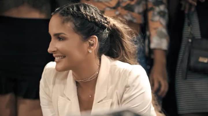 Claudia Leitteのインスタグラム：「Pessoal, já está disponível no canal da @macacogordo o primeiro vídeo do especial #MacacoSessions comigo!!! Corre lá para curtir esse clima bom da zorra ao som de “Pensando Em Você” 😊 Link nos stories」