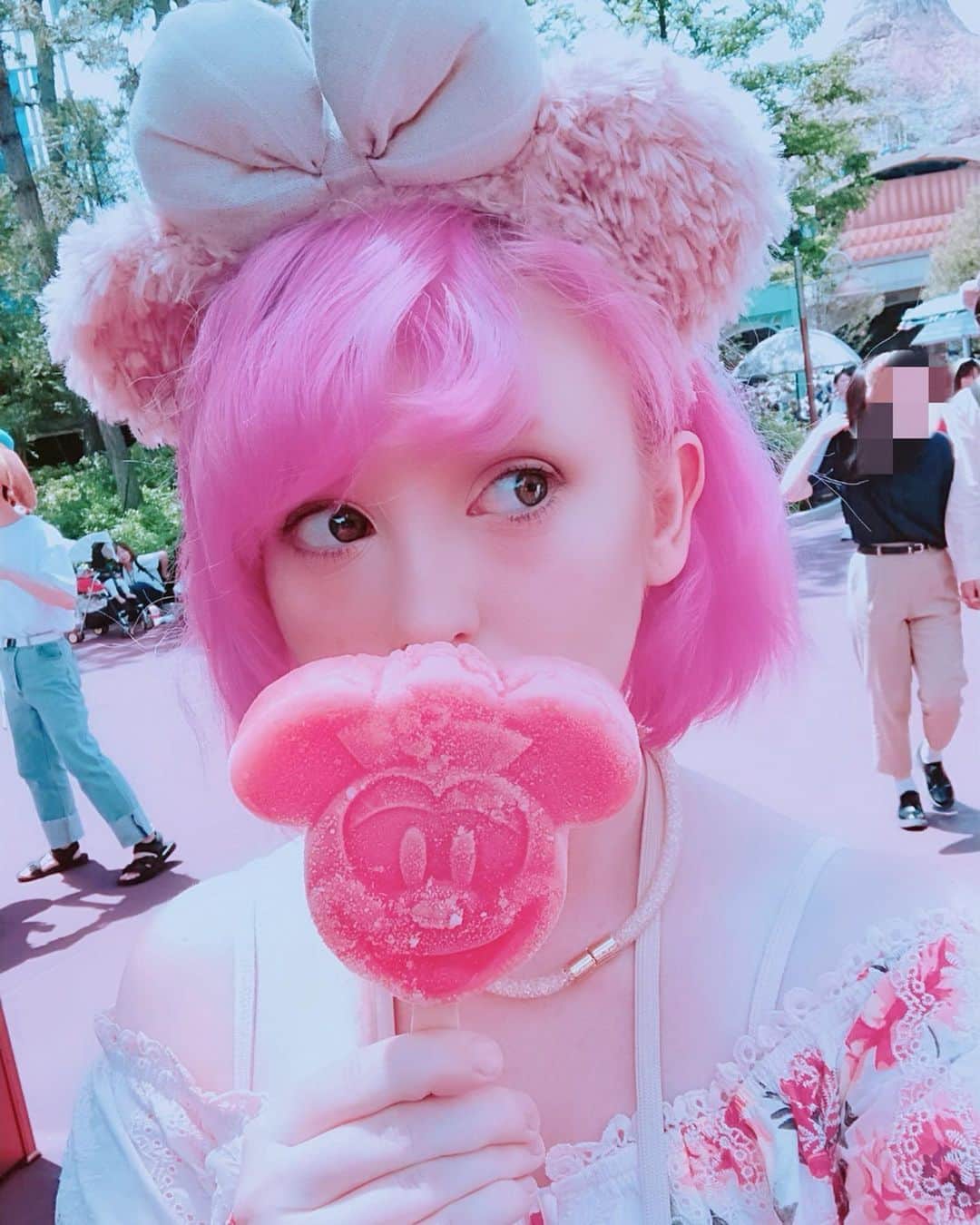 Elizabunnii エリザバニーのインスタグラム：「💖💘The Minnie ice bar is sooooo yummy!!💞💓⁣ 💝If you’re at Tokyo Disney resort, look out for the cute ice bars & ice creams~!💘💕⁣ ⁣ #disneylife #disneysea #tokyodisneysea #disneyfoodie #disneyfood #disneyparks #disneysnacks #disney #pinkhair #disneygrammer #disneygram #東京ディズニーシー #ディズニーシー #ミニーアイスバー #ディズニーライフ #ディズニー好き #ディズニーフード」