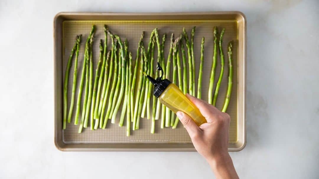 OXOさんのインスタグラム写真 - (OXOInstagram)「Making dinner just became less of a struggle. Use an Asparagus Prep Peeler to shave the bottom of each stalk and get to this step quicker. (Link in bio.)」5月29日 23時38分 - oxo