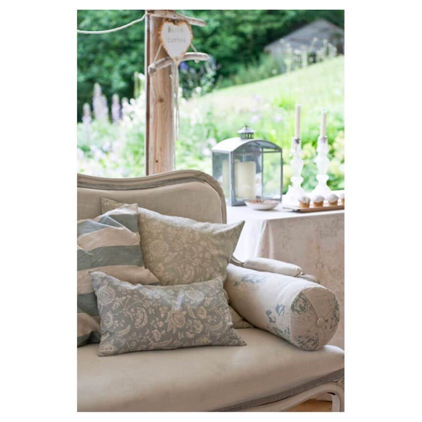 キャベジズ&ローゼズのインスタグラム：「A wonderful medley in blue 💙 Our lovely fabrics, always printed to order in England, make a delicious addition to any scheme. We are particularly fond of using our linens al fresco. Explore our beautiful fabric range and more at cabbagesandroses.com #interiors #interiordecor #fabric #madeinengland #alfrescodining #linenfabric #bluefabric #homedecorating #cabbagesandroses #cabbagesandrosesfabric @christina_strutt @cabbagesandroses_shop 👆Link In Bio👆」