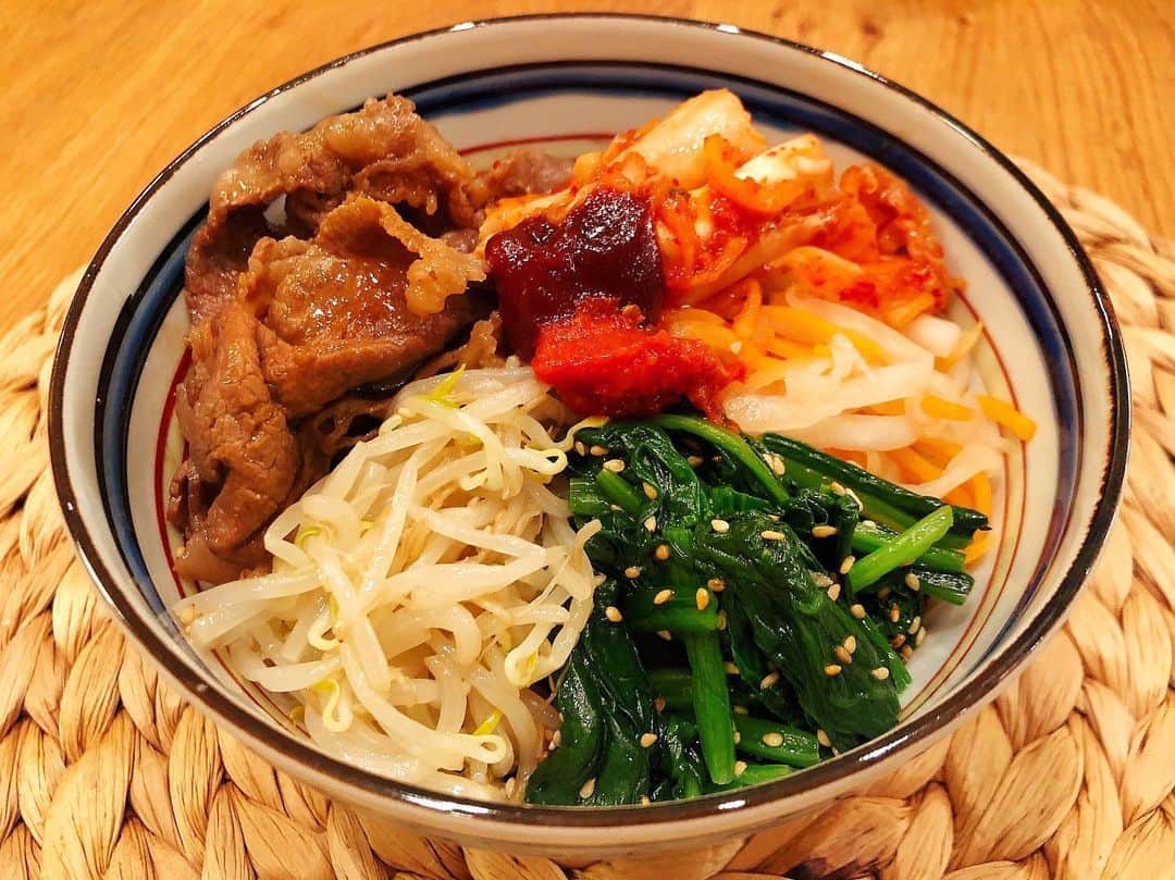 シャウラさんのインスタグラム写真 - (シャウラInstagram)「Nothing beats homemade bibimbap with a ton of veggies. 今夜はビビンバ作った。野菜多め。やっぱりおいしい。 #bibimbap #foodie #koreanfood」5月29日 23時40分 - shaula_vogue