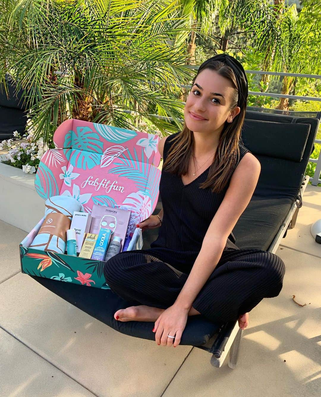 リア・ミシェルさんのインスタグラム写真 - (リア・ミシェルInstagram)「I love getting to be a #fabfitfunpartner! It's always so exciting when my @fabfitfun box arrives and this summer box might be my favorite so far! I can't wait to try out the Living Proof styling cream! It's also really exciting that #fabfitfun is now available in the U.K.! You can use my code LEALUVS at fabfitfun.com for $10 off your first box! 💓✨」5月29日 23時41分 - leamichele