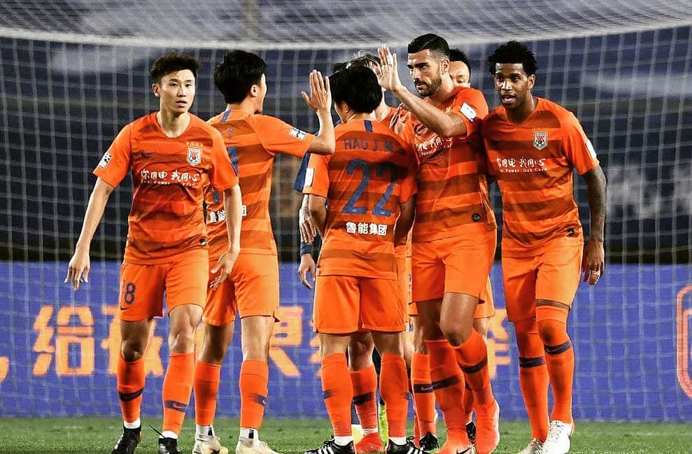 グラツィアーノ・ペッレのインスタグラム：「Another great win / un’altra grande vittoria ✌️💪🏽 @jiangsusuningfc  vs @lunengtaishan 0-1 🧡 Happy with my 17th goal ⚽️ of the season 👀🚀」