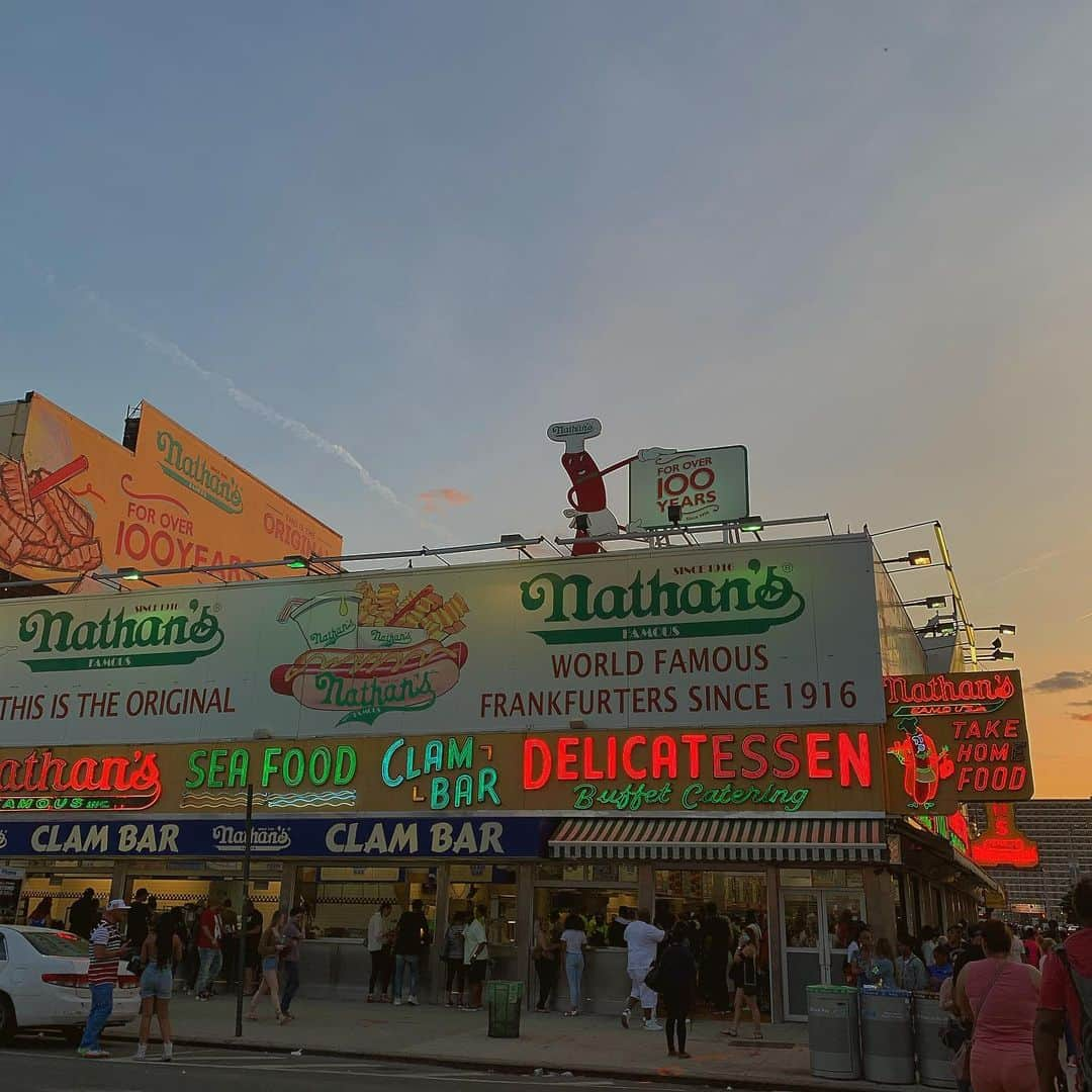 薮下柊さんのインスタグラム写真 - (薮下柊Instagram)「なかなか上位に入る私の大好きなところConey Island🌞 : : Time to enjoy the summer!! It's almost there!! : : #nyc #ニューヨーク #コニーアイランド #cpneyisland #summer #beach #ホットドッグ #🌭」5月29日 23時47分 - __yabushita_shu__