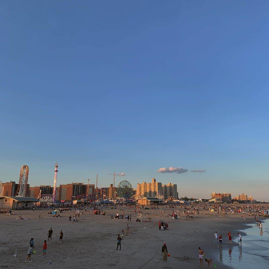 薮下柊さんのインスタグラム写真 - (薮下柊Instagram)「なかなか上位に入る私の大好きなところConey Island🌞 : : Time to enjoy the summer!! It's almost there!! : : #nyc #ニューヨーク #コニーアイランド #cpneyisland #summer #beach #ホットドッグ #🌭」5月29日 23時47分 - __yabushita_shu__