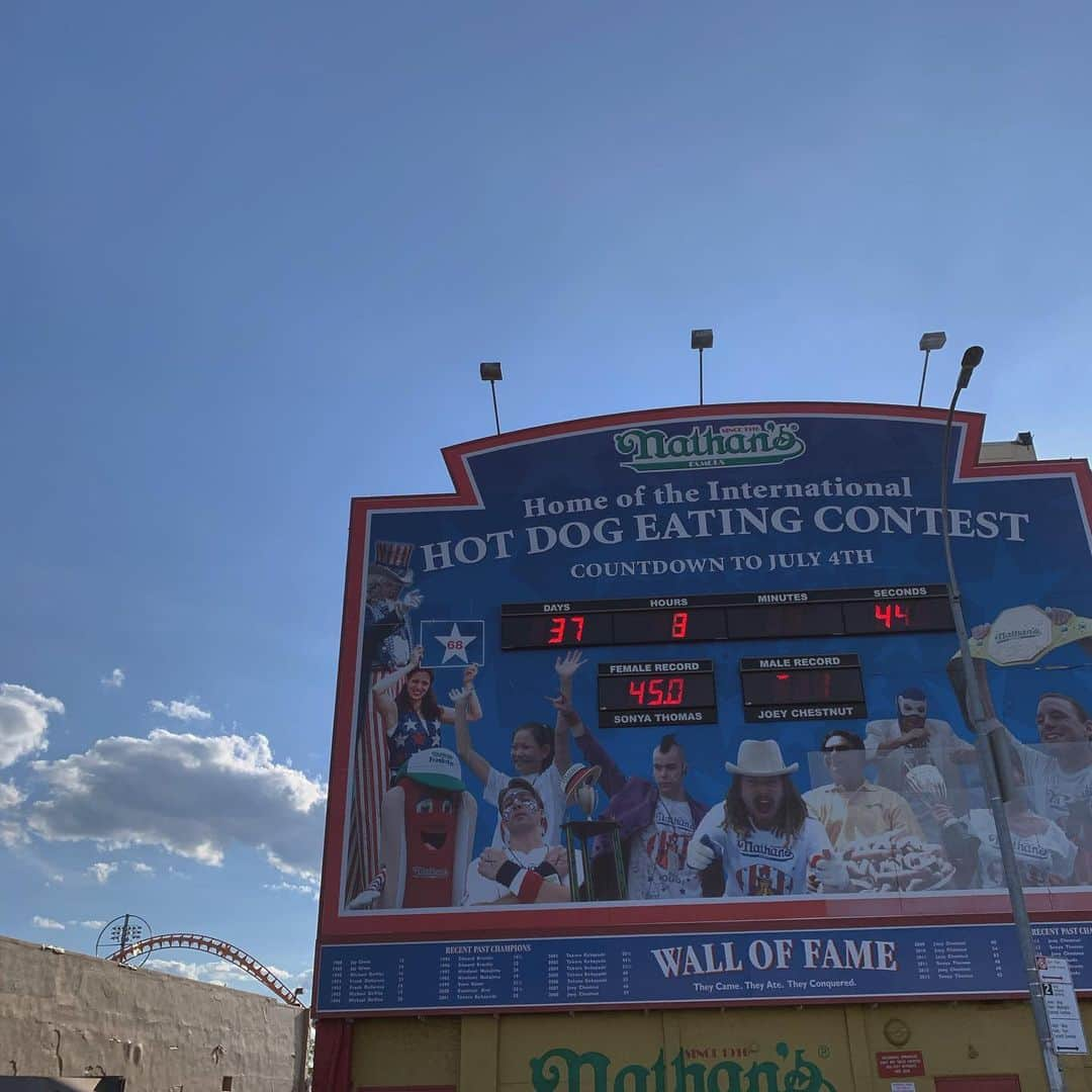 薮下柊さんのインスタグラム写真 - (薮下柊Instagram)「なかなか上位に入る私の大好きなところConey Island🌞 : : Time to enjoy the summer!! It's almost there!! : : #nyc #ニューヨーク #コニーアイランド #cpneyisland #summer #beach #ホットドッグ #🌭」5月29日 23時47分 - __yabushita_shu__