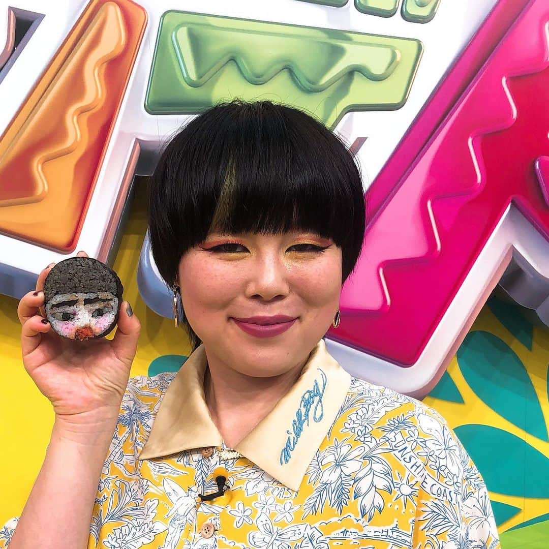 日本テレビ「ヒルナンデス！」さんのインスタグラム写真 - (日本テレビ「ヒルナンデス！」Instagram)「5月29日(水)放送 「一体何者！？」のコーナーにご出演頂きました 絵巻き寿司職人・中矢千賀子さんが ブルゾンさんの似顔絵巻き寿司を特別に作ってくださいました♪ （C）日本テレビ #ヒルナンデス #ブルゾンちえみ #似顔絵巻き寿司 #ポイントはさりげないアイシャドウ #中矢千賀子さん」5月29日 23時47分 - hirunandesu_ntv_official
