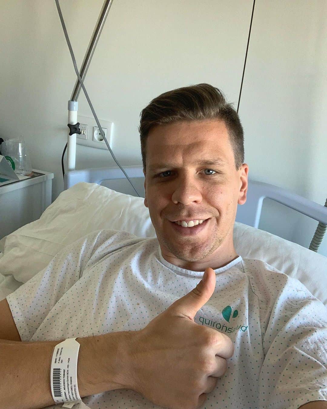 ヴォイチェフ・シュチェスニーのインスタグラム：「Dissapointed not to be able to help my country in the next 2 games but at the same I’m happy to have finally resolved a knee problem that’s been bothering me for a few months now. Looking forward to a quick recovery and getting ready for pre-season. Thanks for your support throughout the season! ❤️ Fino alla fine ⚪️⚫️」
