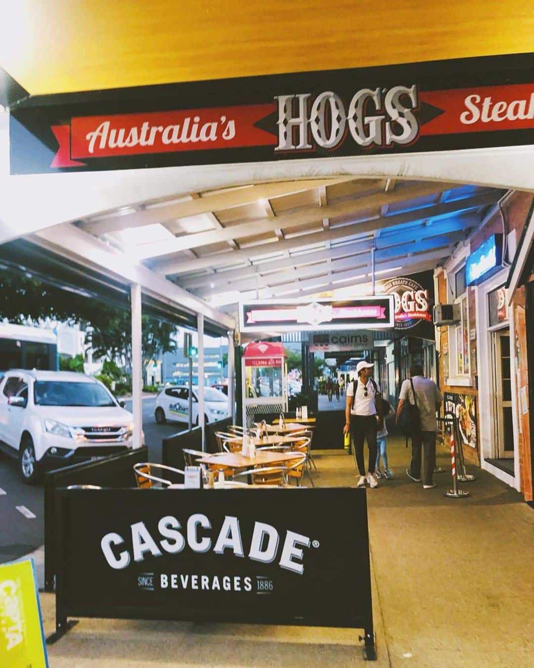 スザンヌさんのインスタグラム写真 - (スザンヌInstagram)「そして初日の夜は #hogbreathcafe で﻿ みんなでにくにくにくー🍖🥩🥓なー夜ごはん🍽﻿ ﻿ 幸せすぎて﻿ 食べすぎたよ🤤🍻﻿←ほんとに。帰ってきた今まさにやばい。😭 ﻿  風船🎈くれたり、（さっそく店内で飛ばしたけど。涙）﻿ ぬりえの紙とクレヨン🖍貸してくれたりライス🍚もメニューにあったり←これ大事🙏﻿ 子どもにも優しいお店でありがたかったなぁ❤️﻿ ﻿ 美味しい！﻿ 楽しい！﻿ はじまりはじまり🇦🇺﻿ ﻿ ﻿ #Australia﻿ #Cairns #オーストラリア﻿ #オーストラリア旅行 ﻿ #ケアンズ﻿ #スザ旅﻿」5月30日 0時02分 - suzanneeee1028