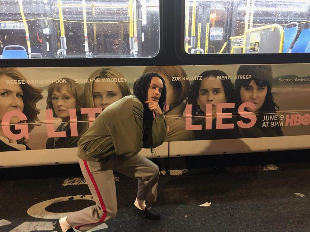 ゾーイ・クラヴィッツさんのインスタグラム写真 - (ゾーイ・クラヴィッツInstagram)「bus comes by .... you're on it .... try to act casual.  #BLL2」5月29日 23時55分 - zoeisabellakravitz