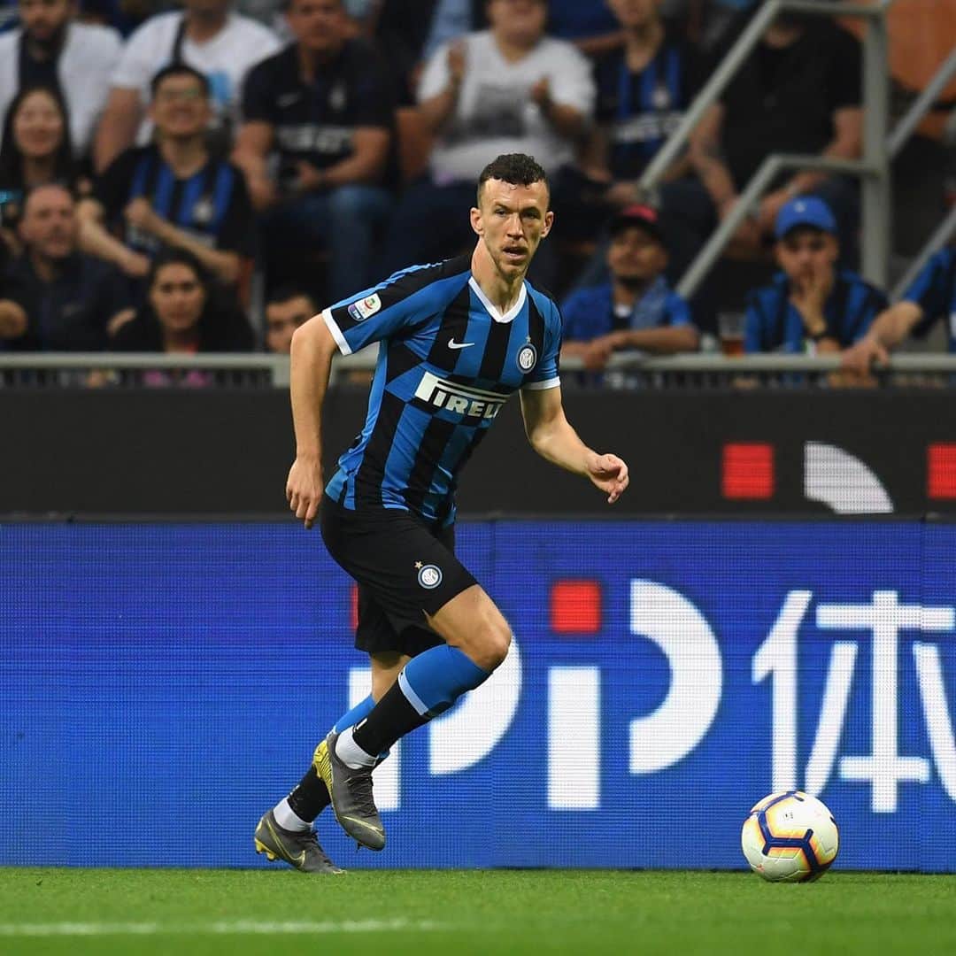 イヴァン・ペリシッチのインスタグラム：「.. CL ✅⚽️⚫️🔵 .. @claudiovillaphotographer 📸」