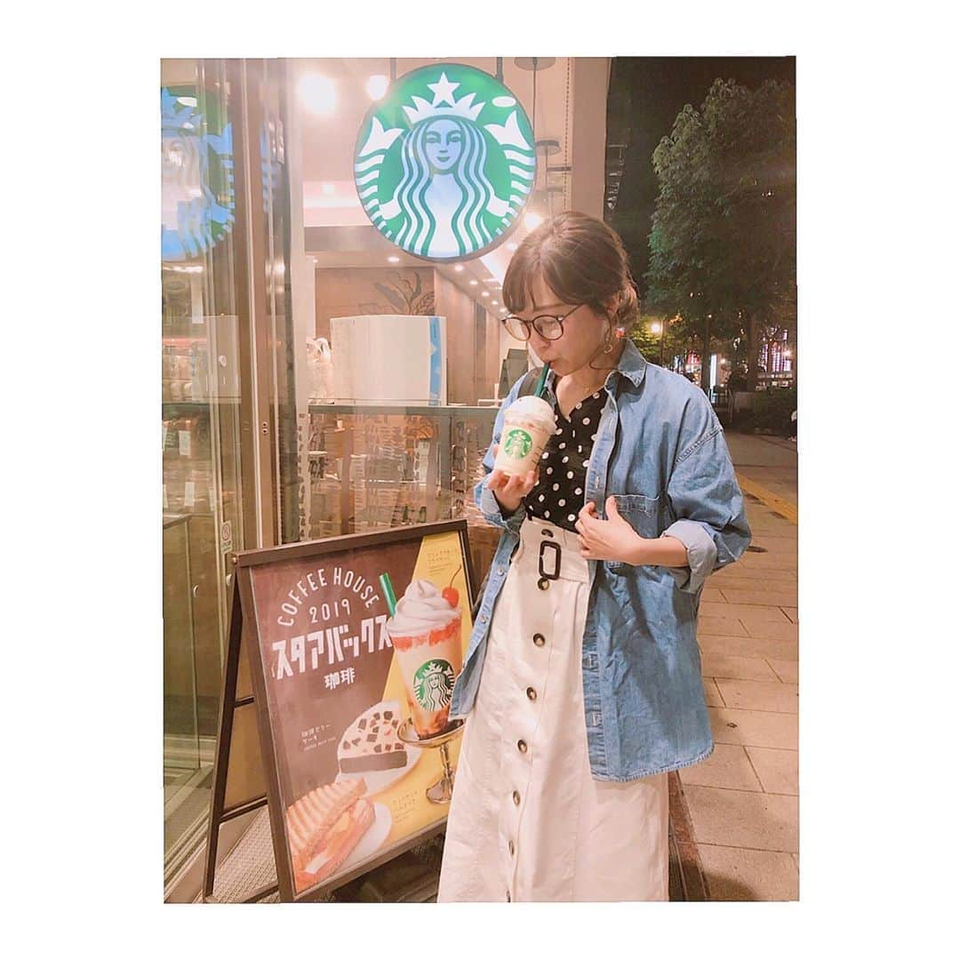 木村愛里さんのインスタグラム写真 - (木村愛里Instagram)「⋆ スタバ💚 プリンアラモードフラペチーノ🍮 ㅤㅤㅤㅤㅤㅤㅤㅤㅤㅤㅤㅤㅤ 本当にプリンを そのまま飲んでる 感じだった😆 ㅤㅤㅤㅤㅤㅤㅤㅤㅤㅤㅤㅤㅤ クリーム多めに してもらったら 溢れだした。笑 ㅤㅤㅤㅤㅤㅤㅤㅤㅤㅤㅤㅤㅤ ㅤㅤㅤㅤㅤㅤㅤㅤㅤㅤㅤㅤㅤ #スタバ #期間限定 #プリンアラモードフラペチーノ  #プリン #デザート でした❤️ #starbucks #pudding #🍮」5月30日 0時00分 - airi_official