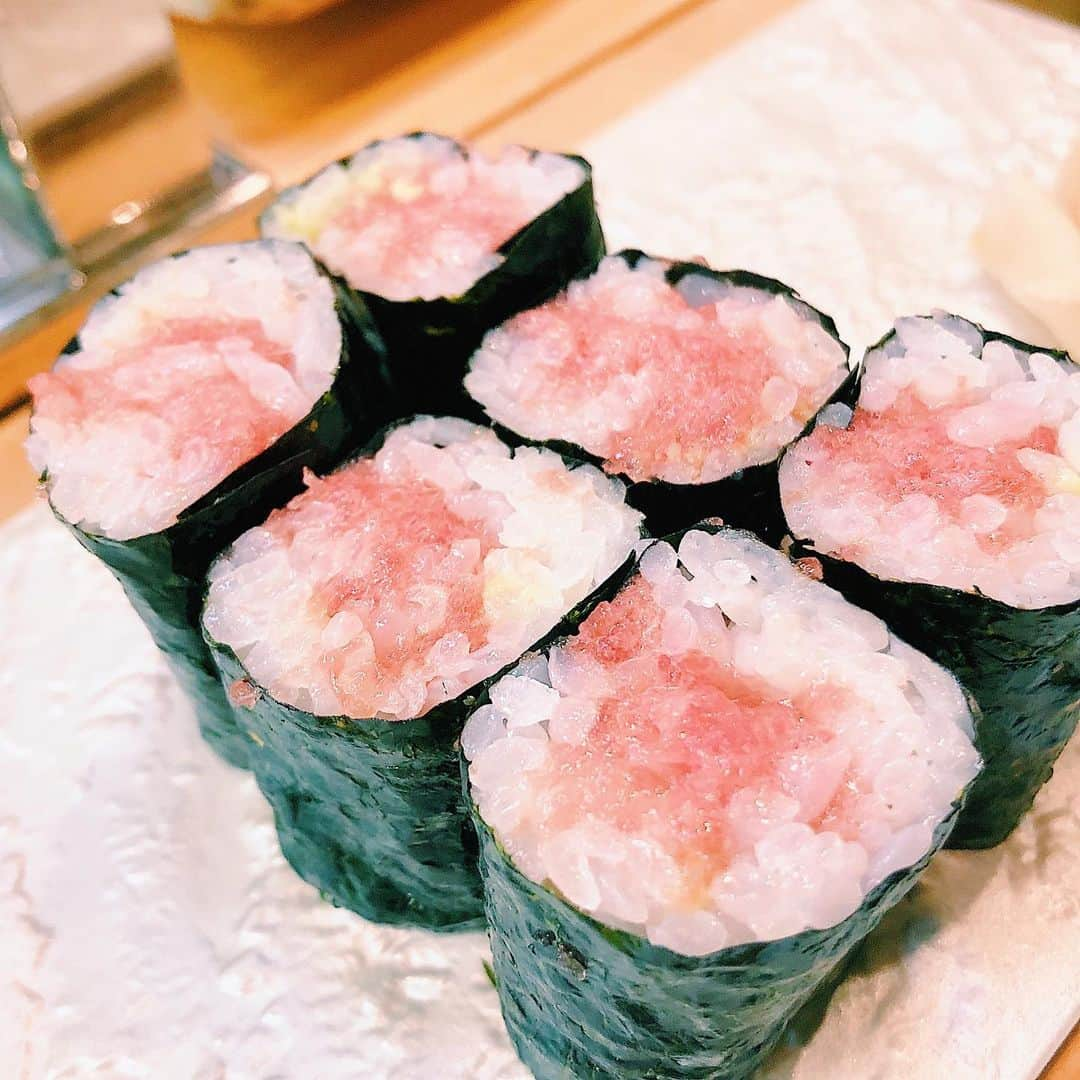 住吉史衣さんのインスタグラム写真 - (住吉史衣Instagram)「. . のせてなかった大好物🤤🤤🍣 新宿「築地 寿司清」 ３回目？くらいなのにお店の方がみなさん憶えててくださって、美味しいお酒教えていただいたり一緒に写真まで撮ってくださいました☺️🙏✨ 何よりいつ行っても安定して最高な美味しいネタを食べさせていただけるのが嬉しい🥰🥰 それじゃこの日食べたものをご紹介します💁‍♀️💕 ・お通しの生しらす ・貝の中で一二を争う赤貝 ・ヒラメの薄造り ・ウニ ・タコの吸盤 ・白海老の唐揚げ ・とろ巻き ・わさび巻き ・大トロ&中トロ などなど 日本酒は『百十郎 赤面 大辛口純米酒』 キレがあるとはこのことか！と思ったお酒。その中に旨味と深みがあってお寿司とも相性抜群でした🍶💕 お刺身一品握りどれもすごく美味しかったです😂❣️ たまの贅沢。幸せ✨✨ . 慣れないアプリを使ってみたら顔変わりました🤫 . . #新宿 #築地寿司清 #鮨 #寿司  #岐阜県 #百十郎 #赤面 #純米酒  #ふーみん食べ歩き #食べ歩き #女子飲み #晩酌  #家族ご飯 #日本酒 #日本酒女子 #日本酒好き  #日本酒好きな人と繋がりたい #グルメ女子  #うに #貝 #お刺身 #おつまみ #中トロ などなど♡ #蔵元 #酒蔵 #酒造 #清酒 #일본술 #japanesesake #sushi .」5月30日 0時00分 - fumie_0426