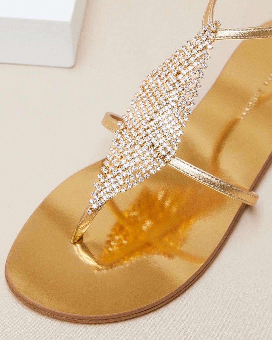 Giuseppe Zanotti Designさんのインスタグラム写真 - (Giuseppe Zanotti DesignInstagram)「A shimmy of sparkle. The JOSIE—a golden flat with a gorgeous jewel. #GiuseppeZanotti #GZFW19」5月30日 0時01分 - giuseppezanotti