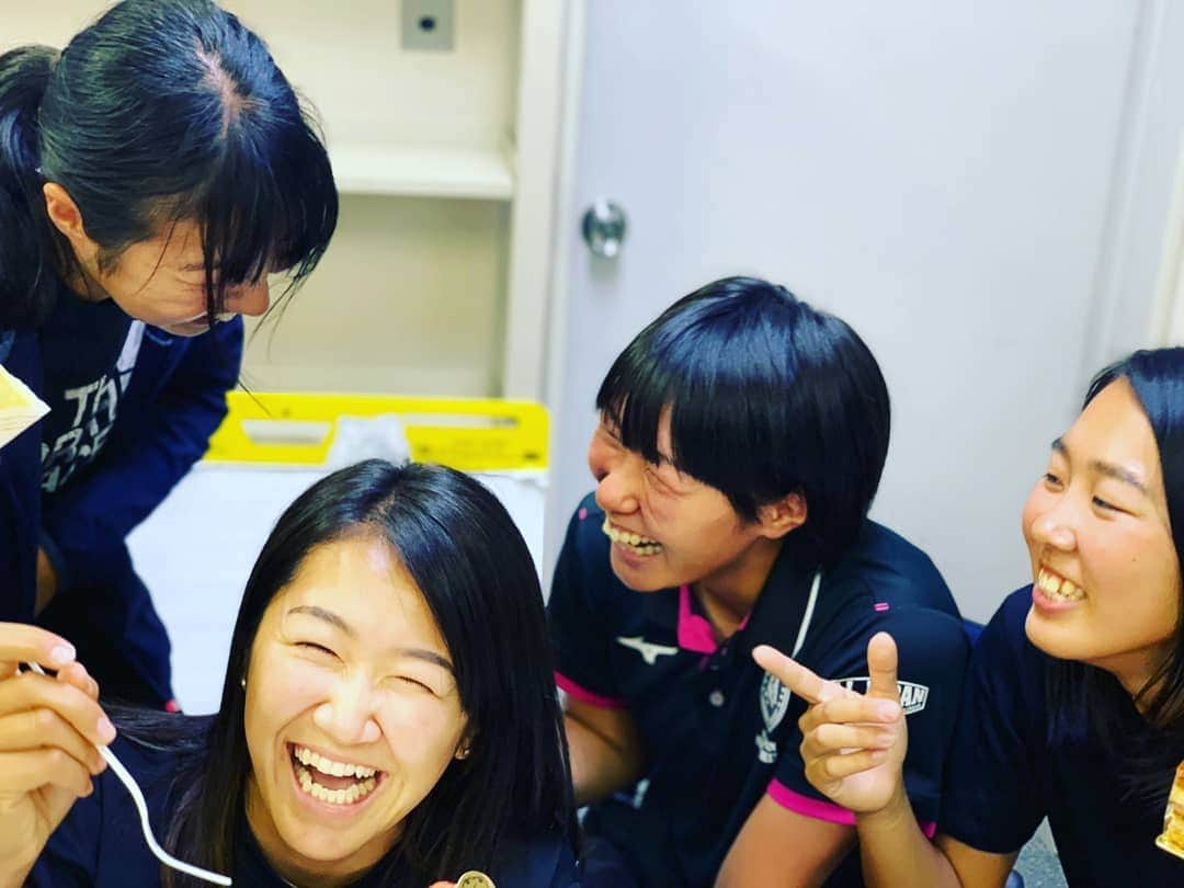 草野歩さんのインスタグラム写真 - (草野歩Instagram)「オストラヴァ大会、予選敗退でした😣 応援ありがとうございます！！！ また次に向けて頑張ります‼️ 一緒に頑張ってくれてる皆の写真見て、癒される～ 私も頑張らなくては。  #beachvolleyball #beach #ビーチバレー #PASONA #パソナ #日本体育大学 #NipponSportsScienceUniversity #NSSU #LuxotticaJapan #ルックスオティカジャパン #athletearomacare #アスリートアロマ #Auter #オーター #大学院 #phd  #phdstudents #コーチ学 #coaching #博士号 #デュアルキャリア」5月30日 0時11分 - kusano_ayumi