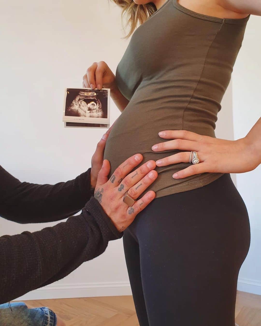 チャチー・ゴンザレスのインスタグラム：「I’M PREGNANT! My gosh I have been just about dying to tell y’all the happy news. @JukkaDudeson and I couldn’t be happier to welcome the addition to our little family this fall. As most of you may or may not know, a life goal of mine has been to be a mother and now I can finally say I’m embarking on that journey. I’m so excited to grow mentally, emotionally and physically from this little blessing🤰🏼I can’t wait to take on this responsibility with the help of my wonderful future husband and experience the good and hard times of motherhood. I’m just incredibly speechless and overjoyed! Thank you for yalls constant support!! ❤️❤️ #BabyHildén on the way 👶🏼」
