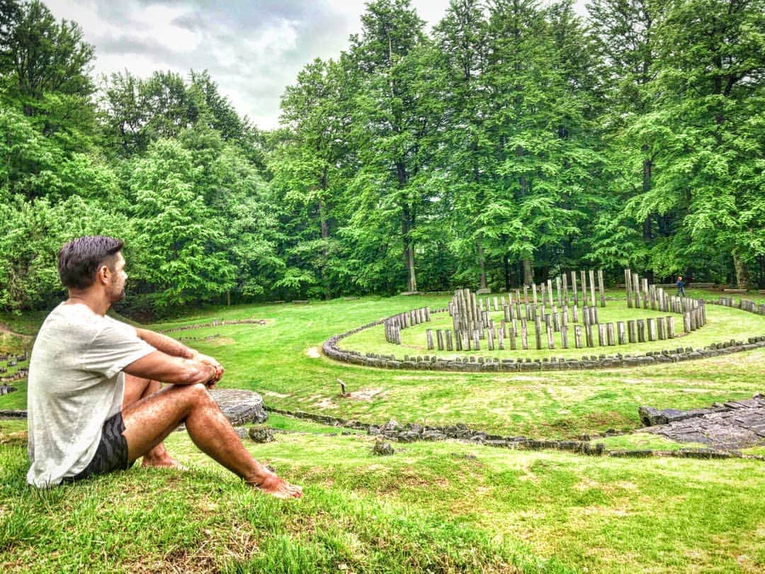 マヌー・ベネットさんのインスタグラム写真 - (マヌー・ベネットInstagram)「This is the ancient temple of Dacia. The Dac peoples occupied this incredible city in the mountains until the Romans arrived & completely destroyed it, removing from history the images & stories of Dacian culture & religion. Further south, the same happened to the Thracians. #forgottencultures #forgottenreligions This, place has so much spiritual resonance. Thank you  @comiccon.romania for making this trip possible & my sincere apologies to the security guards who were momentarily alarmed when I broke out the haka to unite or perhaps reunite the spirit of the Maori with the Dacians.」5月30日 0時07分 - manubennett