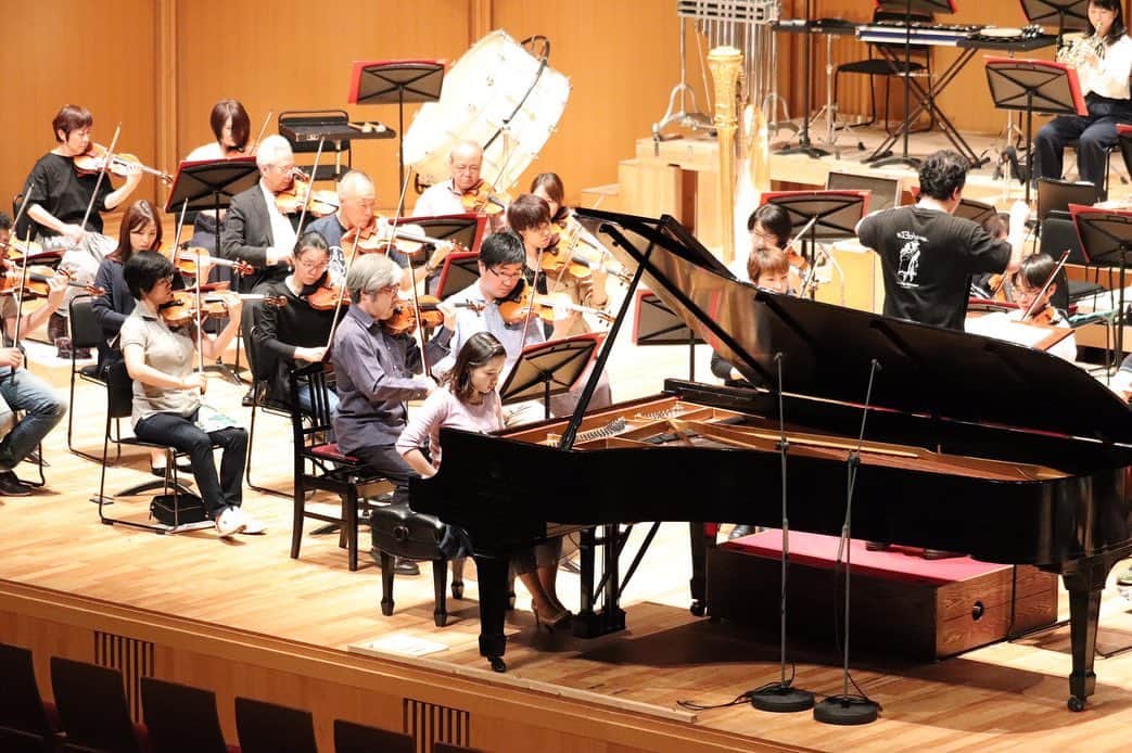 長富彩さんのインスタグラム写真 - (長富彩Instagram)「名古屋フィルハーモニー交響楽団の皆さまと、トヨフジボンボヤージュ公演でチャイコフスキーコンチェルト1番を演奏しました！素晴らしいオーケストラの音色と柴田マエストロの温かいサポート、そしてニューヨークヴィンテージスタインウェイを運んでくださったタカギクラヴィアさま。素晴らしい環境で最高に幸せな復帰コンサートでした！ 沢山のお客様、お世話にななった皆様ありがとうございました。 また、オーケストラには音楽高校時代のとても仲の良かった先輩とハンガリー時代の先輩もいらして嬉しい共演でした。(高校の先輩写真5枚目) 3,4枚目は名フィルさんのページからお借りしました。さあ。明日は兵庫でリサイタルです！気持ちを切り替え！  #演奏会 #協奏曲 #チャイコフスキー #piano #pianist」5月30日 0時09分 - nagatomiaya