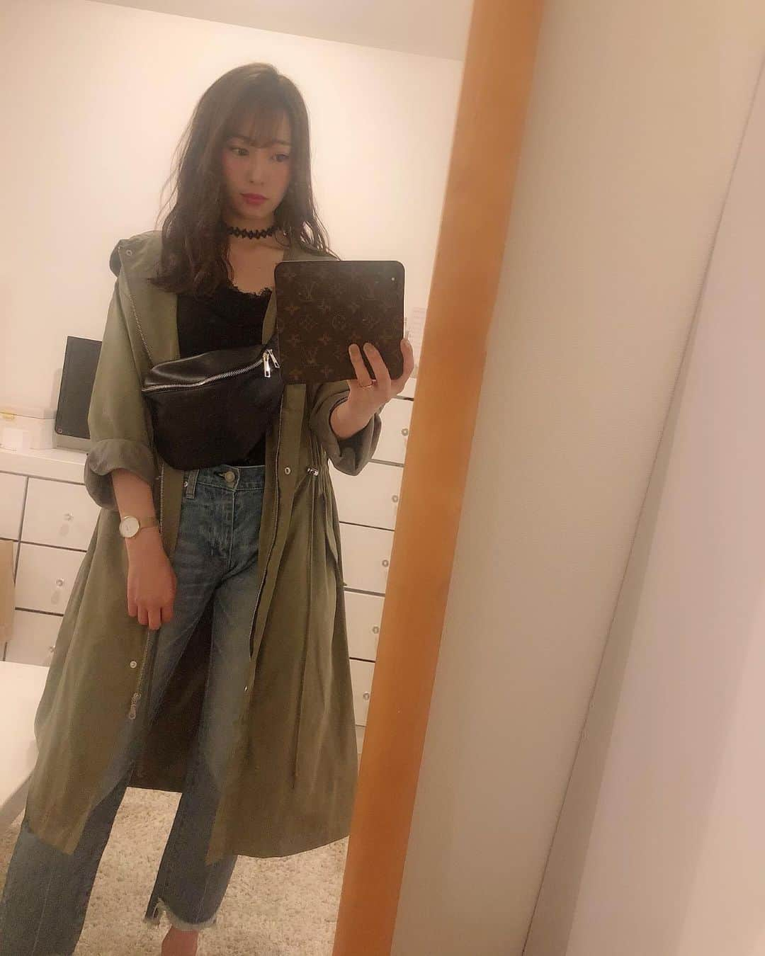 藤江れいなさんのインスタグラム写真 - (藤江れいなInstagram)「#２２時の嫁  #私服 #ootd #fashion #コーディネート #アウター #senseofplace  #トップス #omekashi #デニムパンツ #LAYMEE #ウエストポーチ #チョーカー」5月30日 0時12分 - 01nyan0201