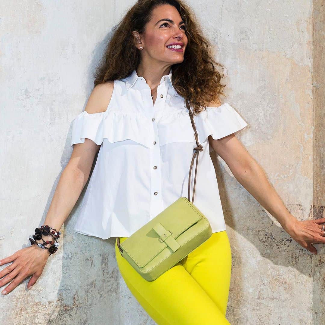 エンリーベグリンのインスタグラム：「Don’t dream your life, live your dream. #henrybeguelin#vegetaltannedleather#handmadebag#lime#color#」