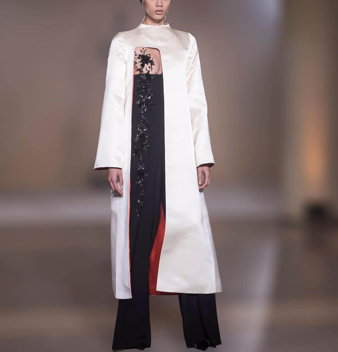 ステファンローランさんのインスタグラム写真 - (ステファンローランInstagram)「Mandarin tunic in white satin duchesse with a Song Dong embroidery #stephanerolland #fashionshow #hautecouture #paris」5月30日 0時16分 - stephanerolland_paris