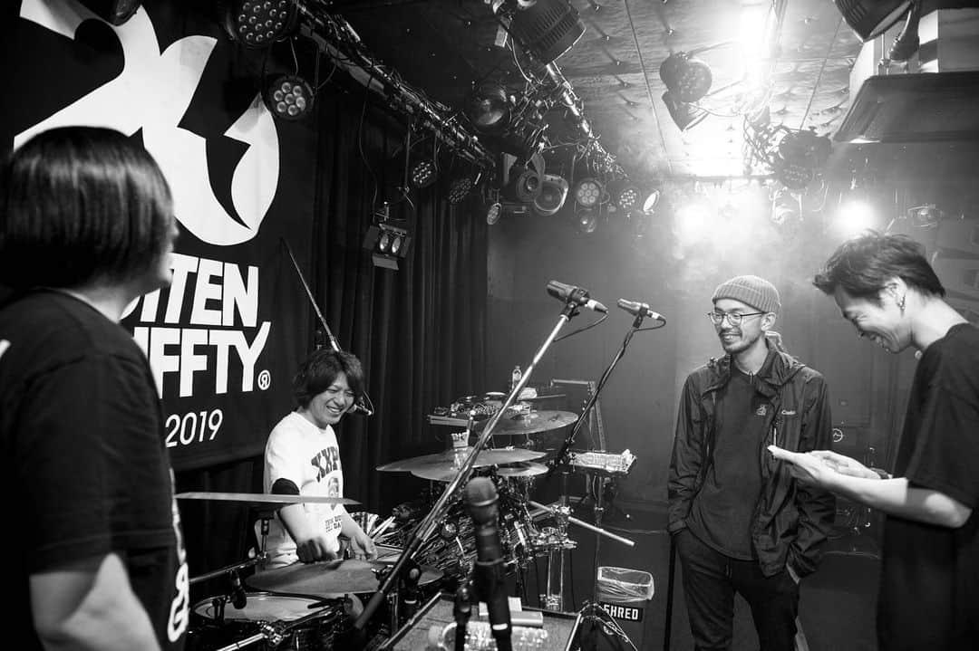 HIROSHIのインスタグラム：「20th Anniversary Beginning of the Story 松山WstudioRED 久々の四星球とのライブほんまに楽しかった。 明日はどんなおもしろあるのかな♪ 楽しみや。 一緒に遊んでくれたみんなほんまにありがとう!!!!! 明日も宜しくね。  photo by @ninjajon  #ROTTENGRAFFTY #四星球」