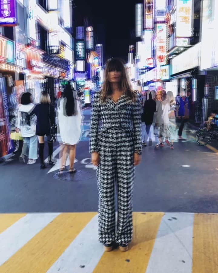 カロリーヌ・ド・メグレのインスタグラム：「#CHANELinSeoul 🇰🇷❤️ 🎶 Someone Great, by @lcdsoundsystem」
